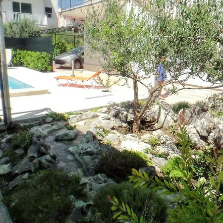 Seaside Retreat: 3-Bedroom Apartment with Pool and Sea View Kastela Exterior photo