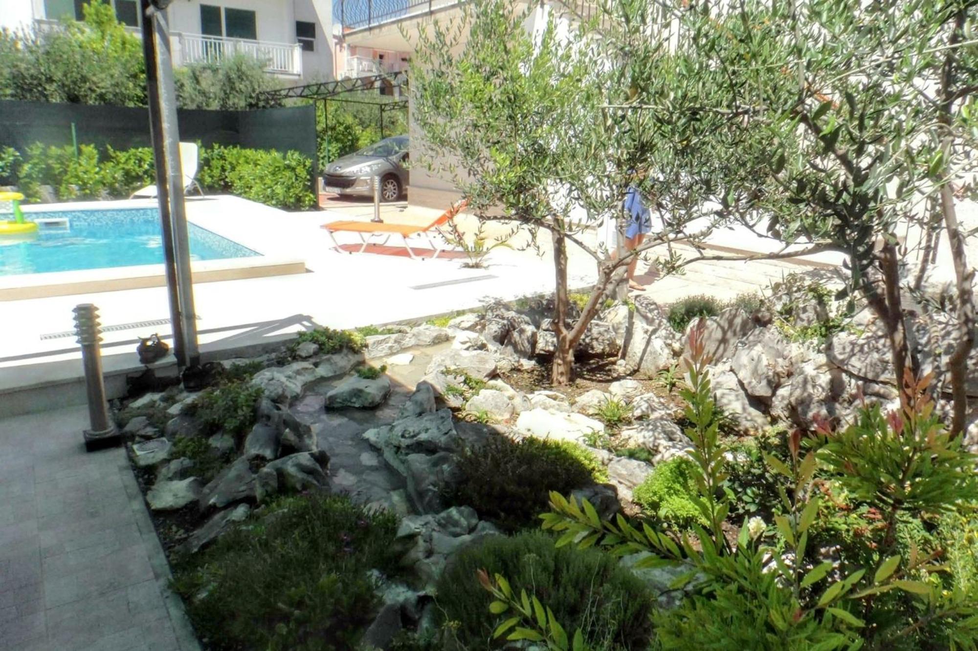 Seaside Retreat: 3-Bedroom Apartment with Pool and Sea View Kastela Exterior photo